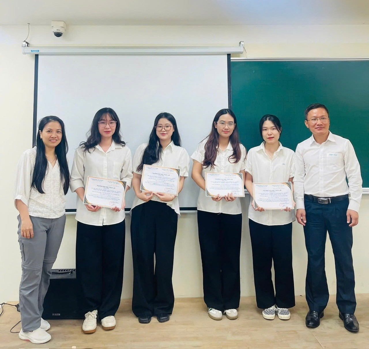 sinh viên thương mại điện tử